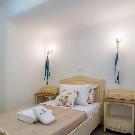 Aelia Paros * Chrisi Akti (Paros)